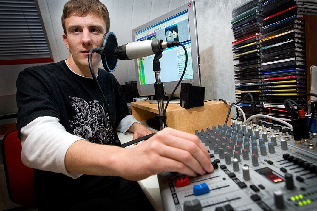 Foto in studio Den Bosch - DJDakrster achter de knoppen en microfoon