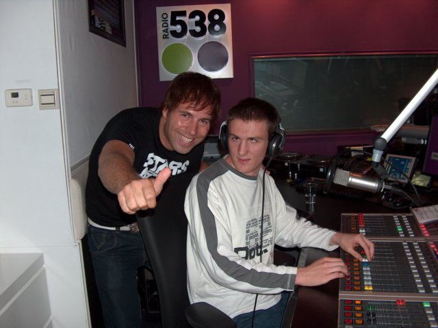 Leon achter de knoppen met Barry