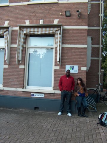 Rosa en Charly voor de studio
