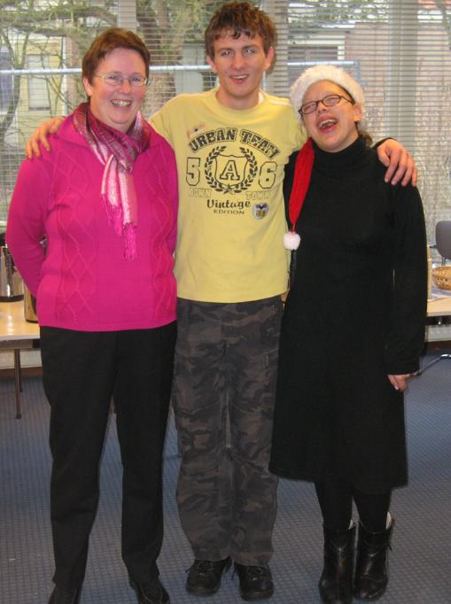 Foto met Nora Cardol (Links in het roze), Leon (midden) en Rachel (rechts).